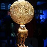Horus surmonté du dieu soleil en scarabé ailé