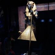statue en bois du gardien du Ka de Toutankhamon, portant la coiffe de Némes