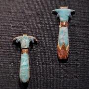 amulette en or et feldspath en forme de colonne
