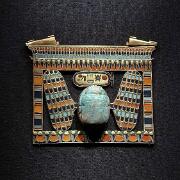 plastron, le scarabée incarne le dieu solaire