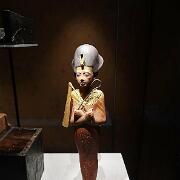 statuette royale au pied du sarcophage