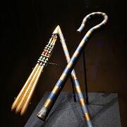 fouet et crochet, symboles du pouvoir, cérémonies officielles