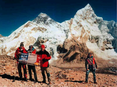 1988 jean paul et son clone evrest et lhotse vus du kala pattar 5545 m)