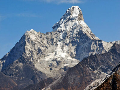 Ama-Dablam, 6 856 m (wiki domaine public par Maik Psotta), à droite, la voie par l'arrête Sud