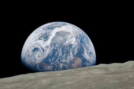 la terre se leve sur la lune (apollo 8 decembre 1968 nb colorisee)