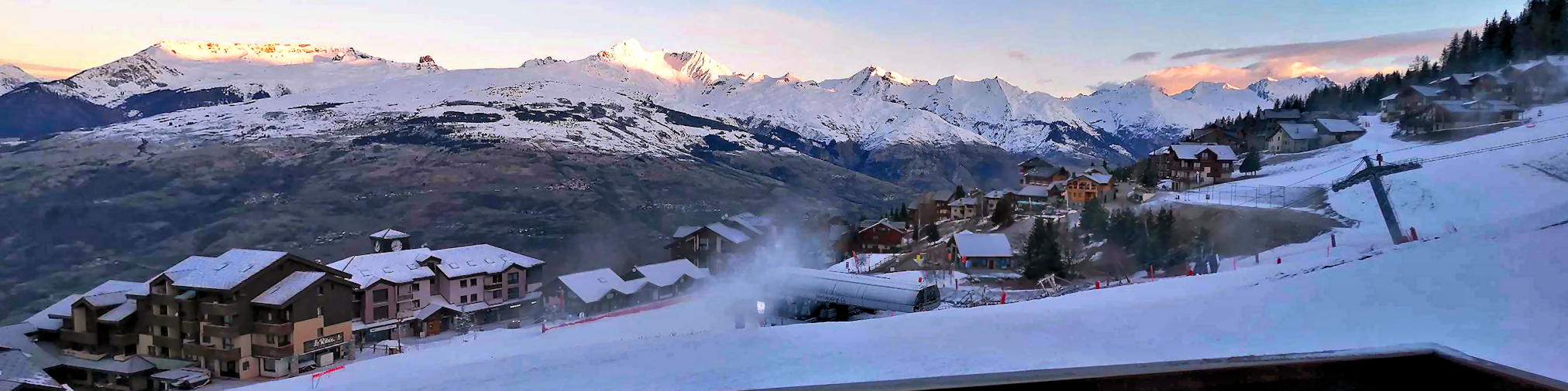 2024 vallandry panorama au lever du jour (bandeau)
