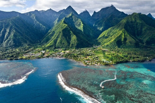 jo surf passe de teahupo'o (© manea fabisch pour paris 2024)