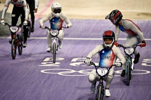 jo sylvain andre, romain mahieu et joris daudet trriple médailles bmx 2 aout 2024 (© julien de rosa afp) 3x2