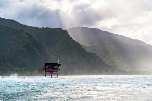 jo tour ancienne en bois teahupoo (© jerome brouillet afp)