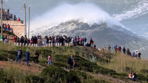 portugal nazare spectateurs de surf de fous (© giant nazare from magicseaweed)