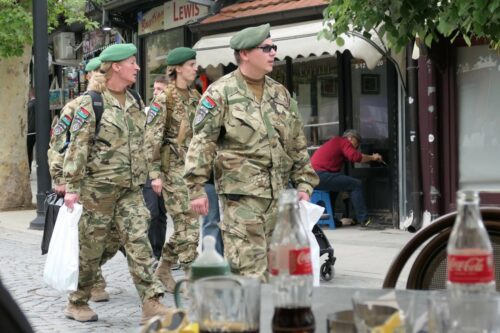 blk 1 kosovo prizren 0984 femmes otan kfor