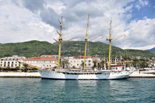 blk montenegro budva (le monaco du pays) 1182