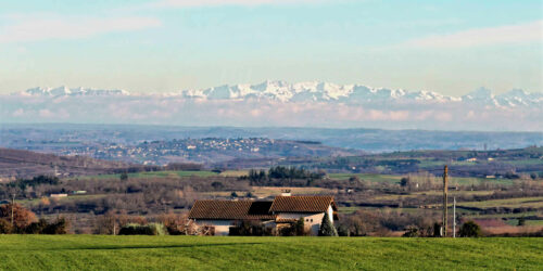 2026 les grandes roussex (pic blanc 3 330 m) a droite les ecrins (meije 3 983 m) hameau de grange a gonand (bajard joel) mornant ©rkm) cinemascope