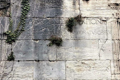 place vestige mausolee romain (epitaphe)