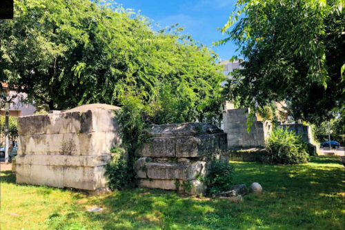 place vestige mausolees romain (© jean louis gustin 2021)